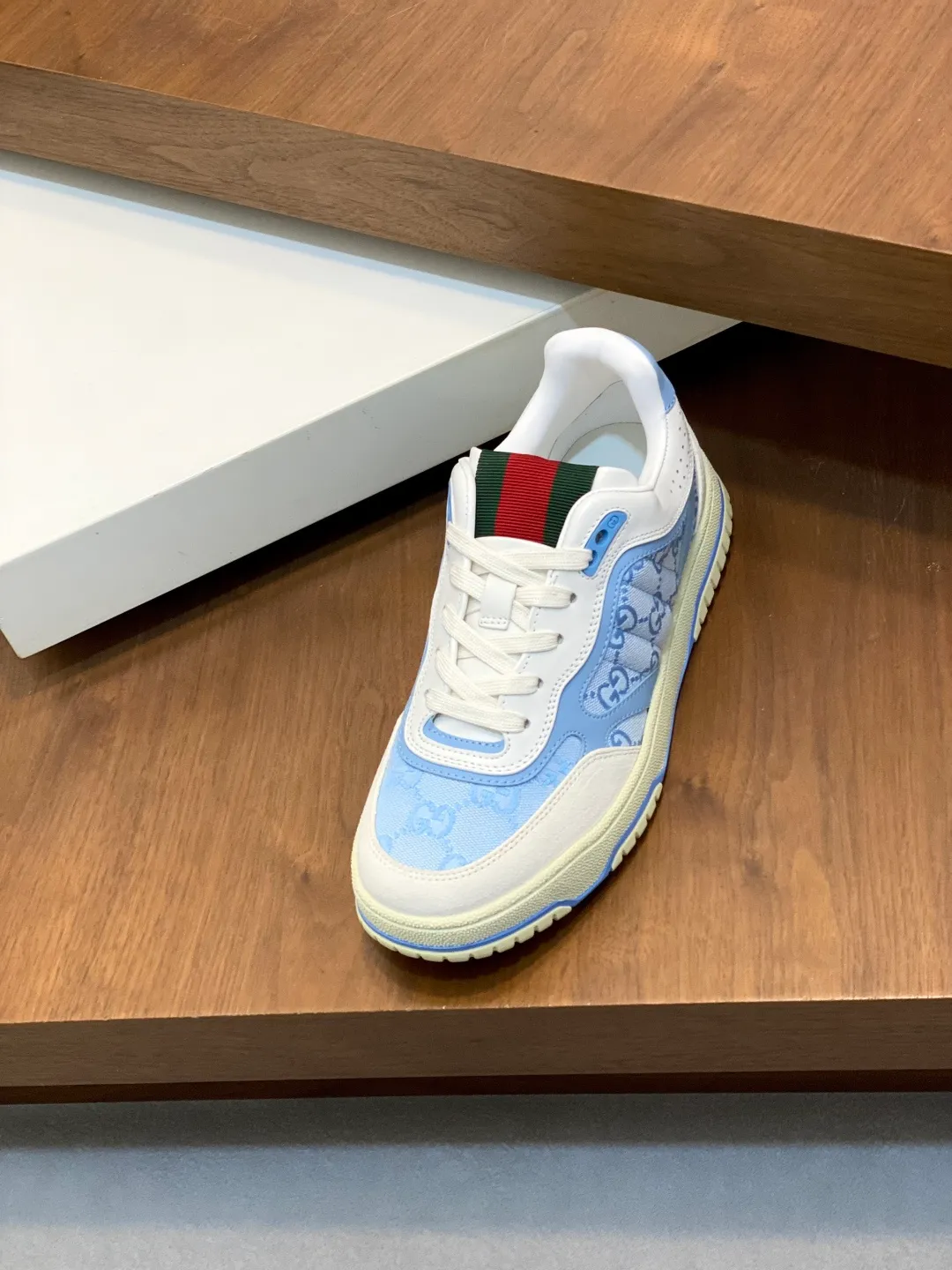 Men's Shoes 💰660 𝐆𝐮𝐜𝐜𝐢 𝐑𝐞-𝐖𝐞𝐛 As the first sneaker created by Sabato De Sarno for Gucci, the Re-Web series reinterprets the brand's classic stripes and sets off the modern silhouette design with bold and unique details. These shoes are crafted from white leather. This new sneaker is ingeniously decorated with many of the brand's classic details, and is equipped with a bright red and green webbing tongue, which will make people fall in love at first sight. White leather treated with a special process for softness and luster, with an embossed grainy texture. Script Gucci logo and interlocking G web label with Interlocking G and script Gucci logo. Rubber outsole with interlocking G detail eyelets. Web tongue. Size: 39-44 (customized for sizes 38 and 45)